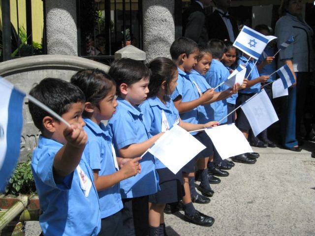 Niños ondean la bandera de Israel en la Plaza Bicentenario